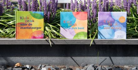 Bekijk deze Boekenkaft van boek Klein Geluk voor Zorg & Welzijn - Drieluik van Maria Grijpma en Inge Jager