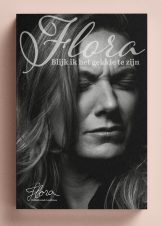 Bekijk deze Boekenkaft van boek Flora - Blijk ik het gekkie te zijn van Flora Willemsen